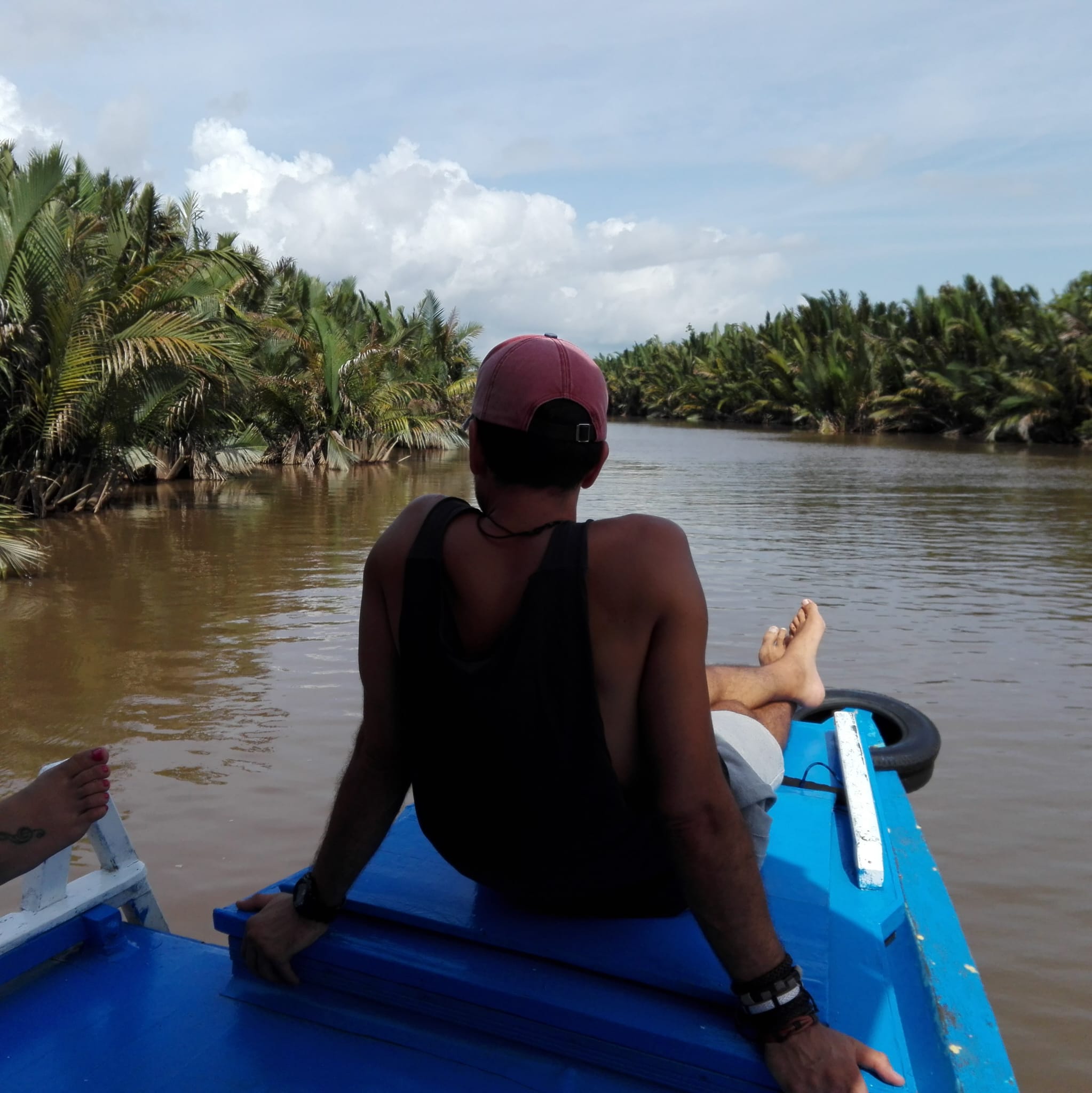 Klotok por el río en Borneo